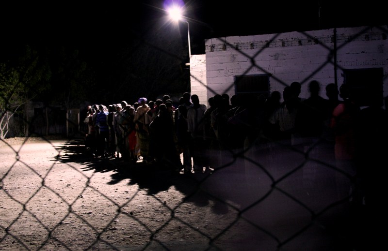 in fila per il cibo.queue for food