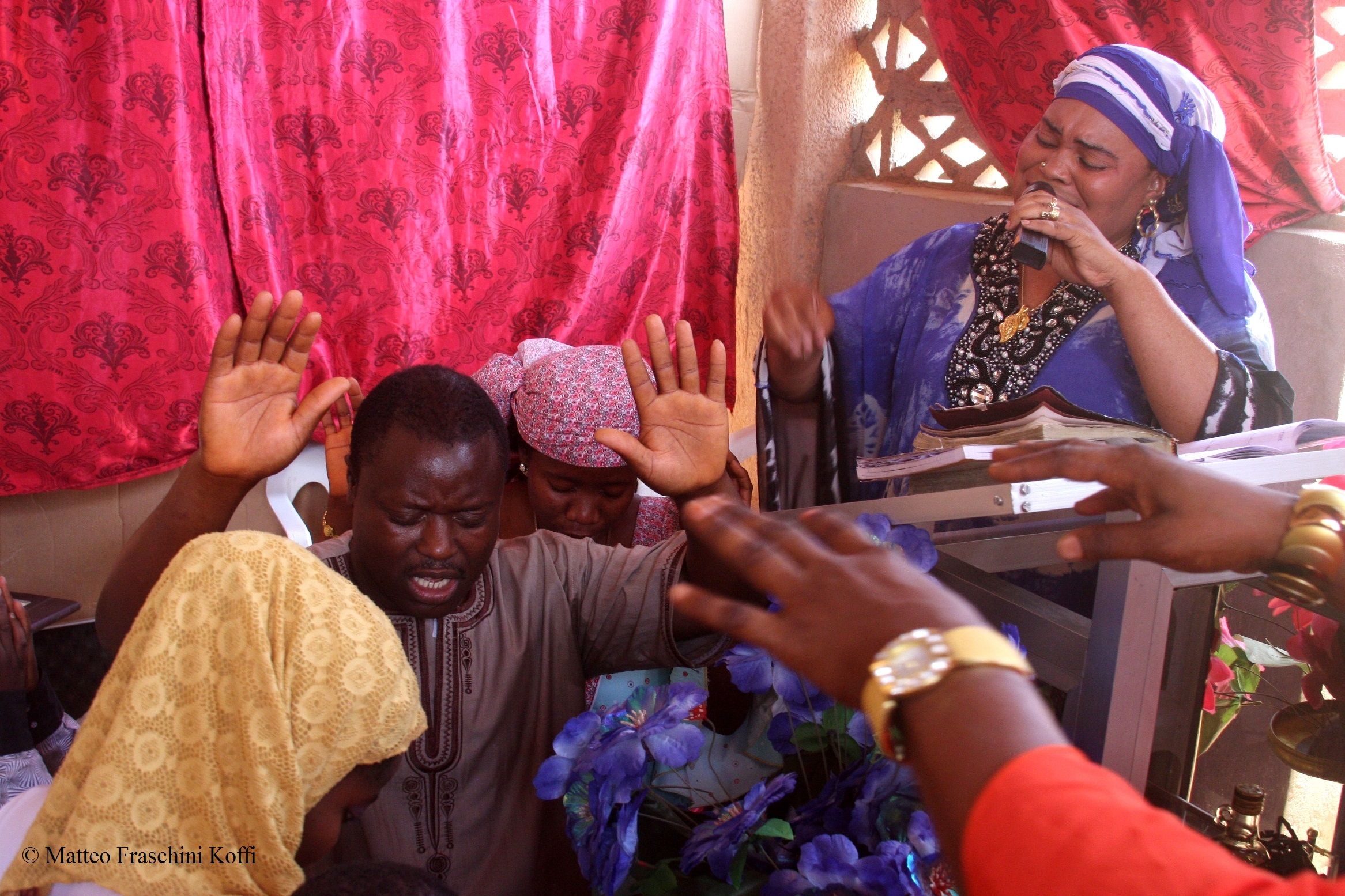 Nigeriani in preghiera prima della traversata del deserto, Agadez (Niger), maggio 2015